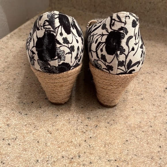 Isaac Mizrahi brand size 7.5M slip on peep toe wedge heels- brand new - Picture 4 of 6